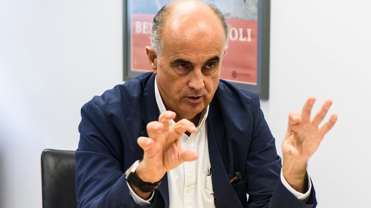 Antonio Zapatero, presidente de Facme, en su despacho del Hospital de Fuenlabrada