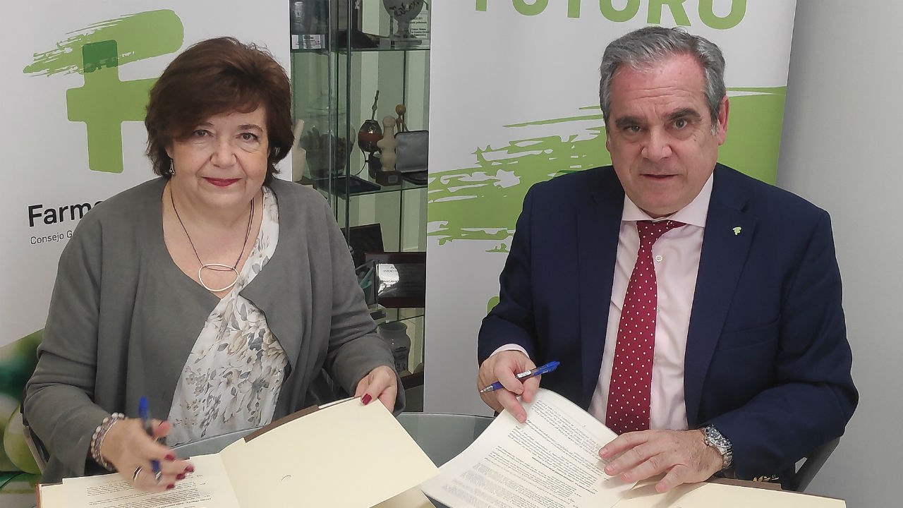 Carmen García Carbonell, presidenta de AEFI, y Jesús Aguilar, presidente del Consejo General de COF, en la firma de este Acuerdo Marco. 