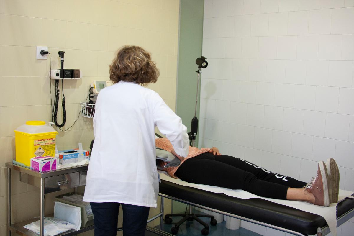 Médico atendiendo a un paciente en un centro de salud español