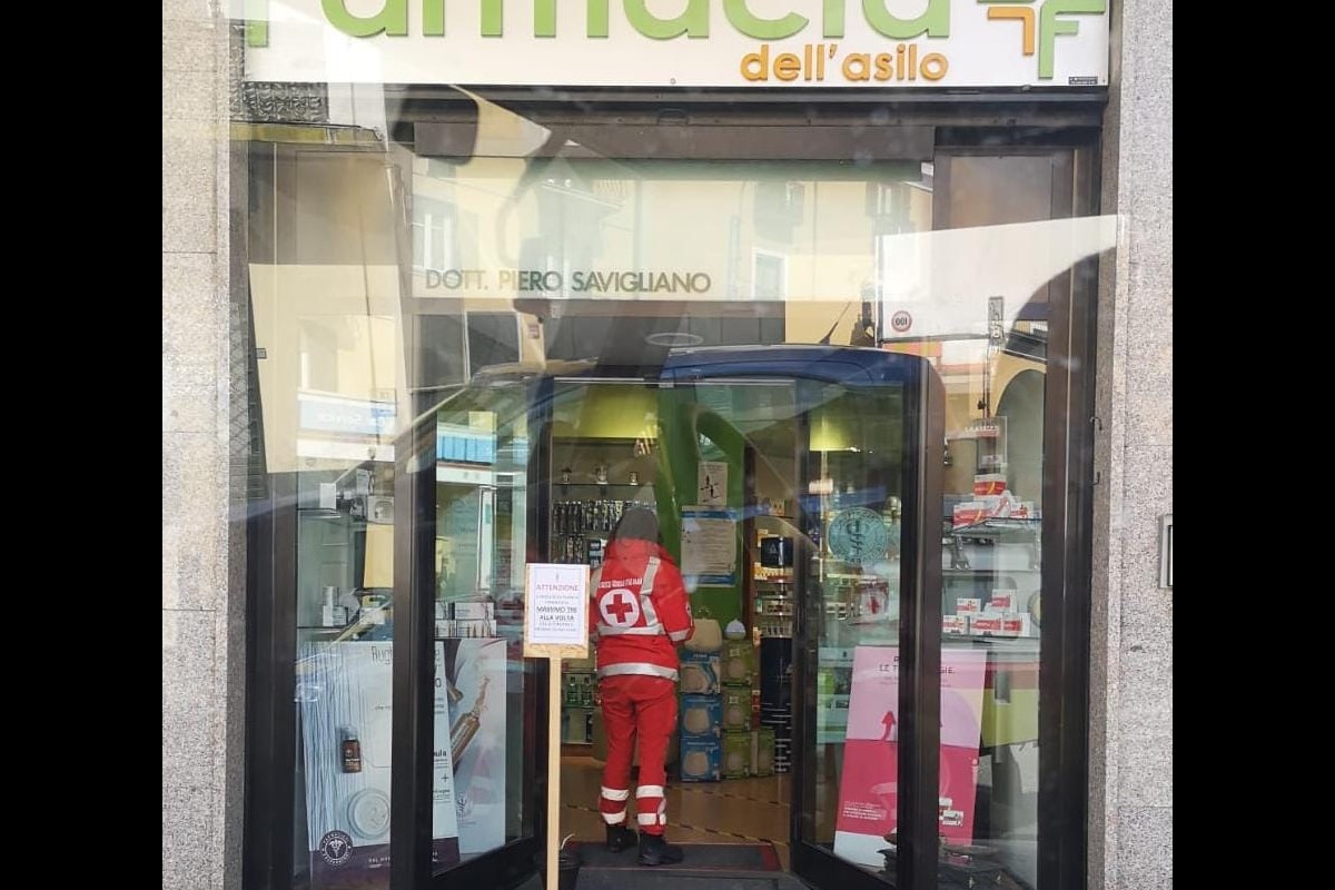 Un voluntario de Cruz Roja Italiana en una farmacia del país. 