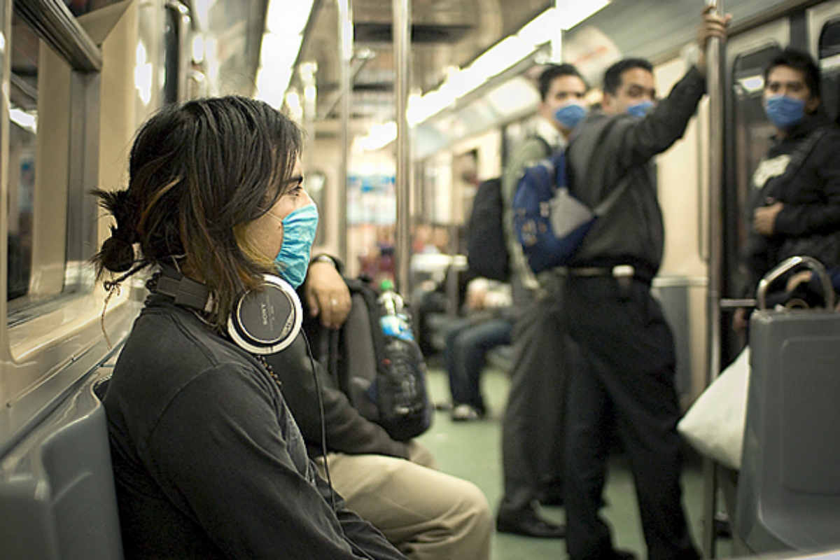 Viajeros en metro con mascarilla. 