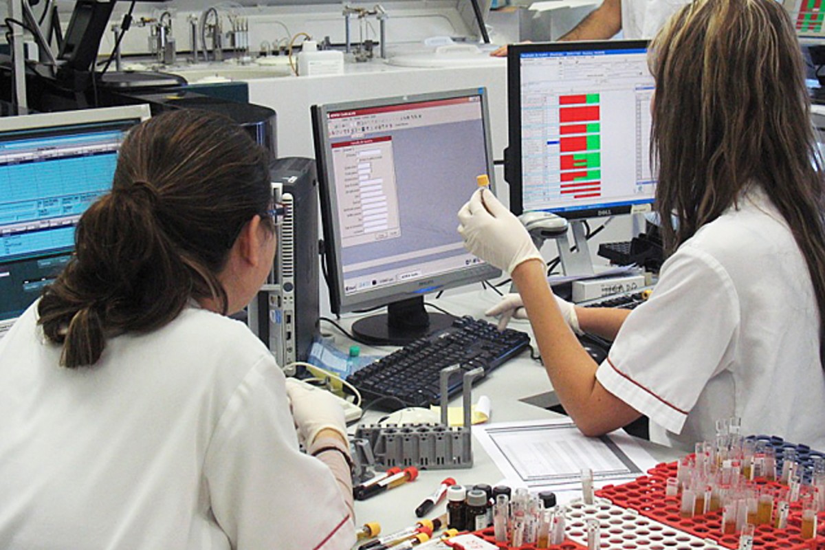 Técnicos en el laboratorio de un hospital español 