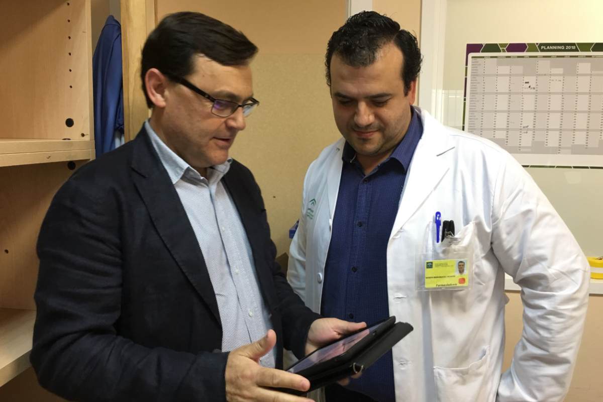Vicente Merino, farmacéutico adjunto de Control de Calidad y Terapia Individualizada en el Hospital Virgen Macarena de Sevilla, atiende a un visitador de Pfizer. 