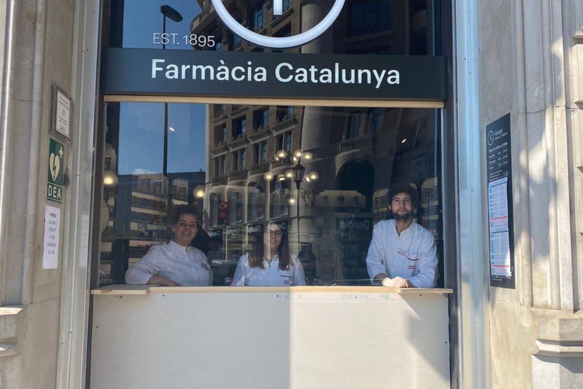 Farmàcia Catalunya, en Barcelona, ha decidido instalar una especie de mostrador en la misma puerta de entrada para evitar robos.