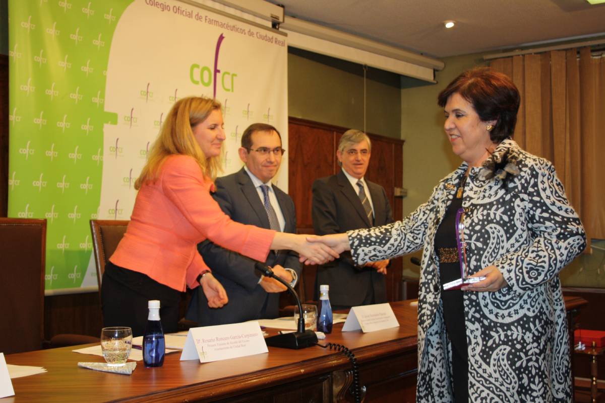 Amparo Gadea, recibiendo un premio.
