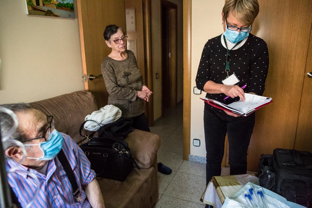 Enfermera atendiendo a un paciente en su domicilio FOTO: Aridna Creus y Ángel García (Banc Imatges Infermeres). 