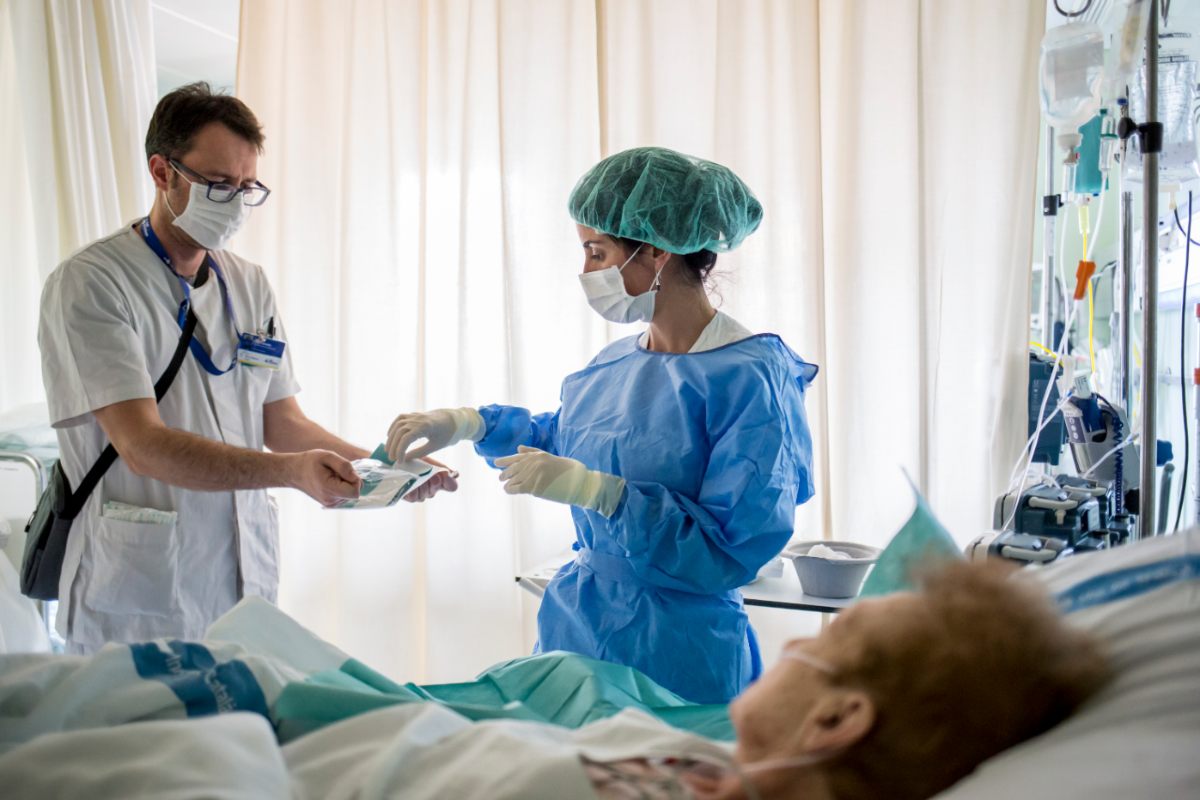 Enfermera prepara el campo estéril para realizar un cateterismo venoso ecoguiado FOTO: Ariadna Creus y Ángel García (Banc Imatges Infermeres). 
