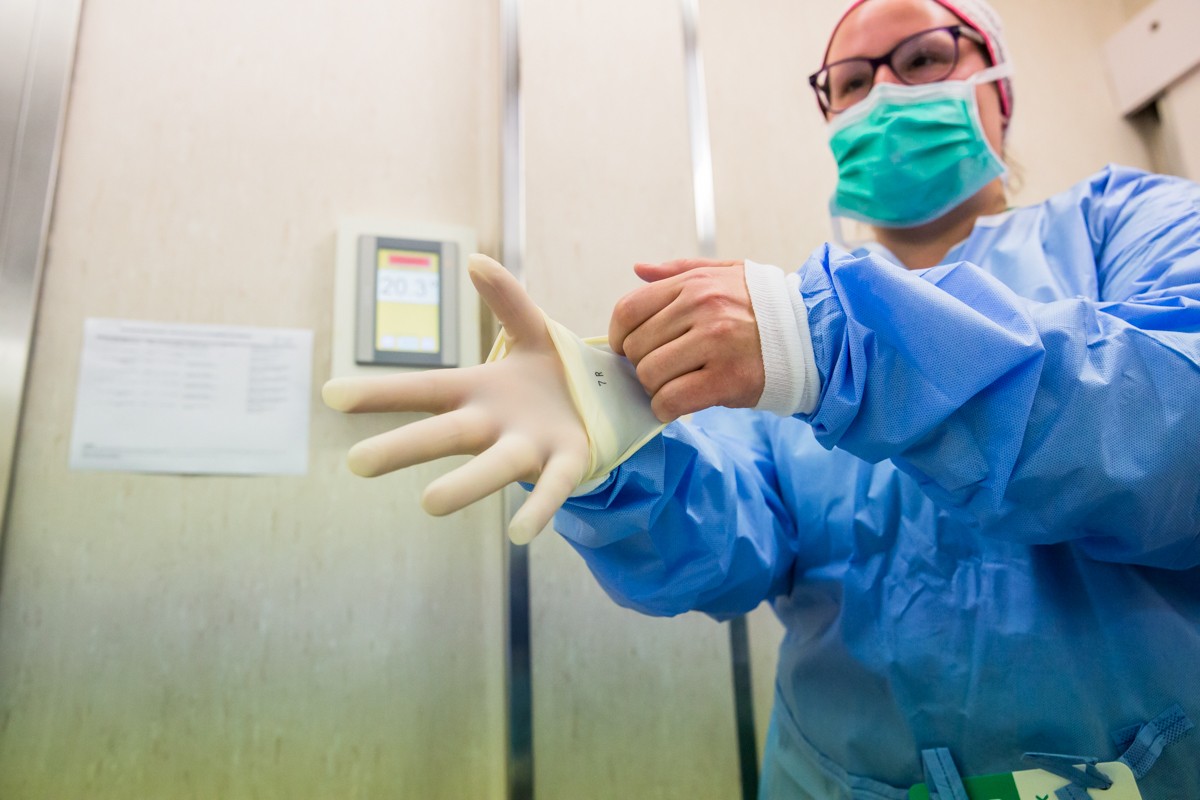 Enfermera se pone los guantes de la vestimenta quirúrgica FOTO: Ariadna Creus y Ángel García (Banc Imatges Infermeres) 