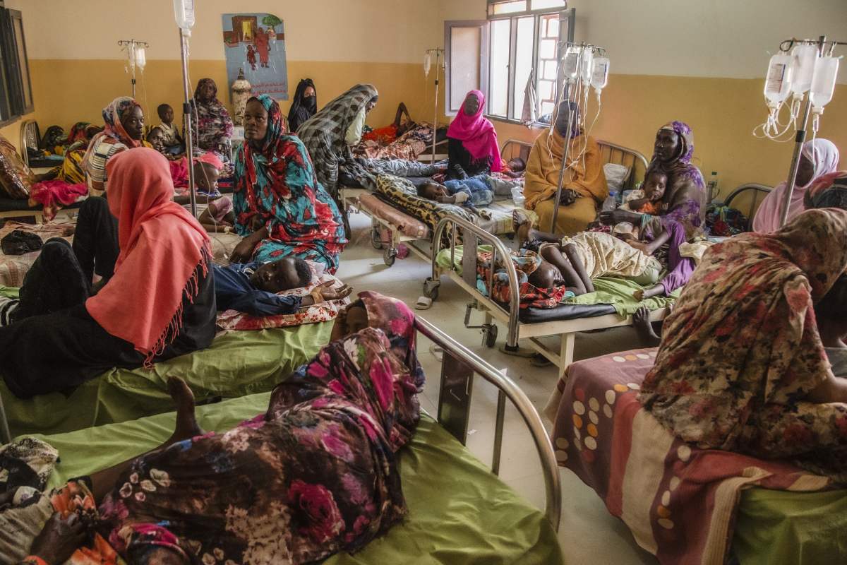 Pacientes esperando para hacerse el test de malaria en un centro de MSF