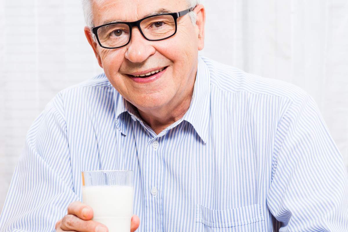 La leche es una principales fuentes de calcio y vitamina D.