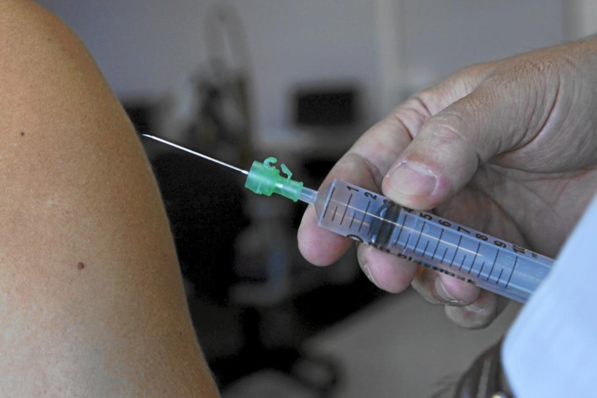 Inyección de una vacuna. 