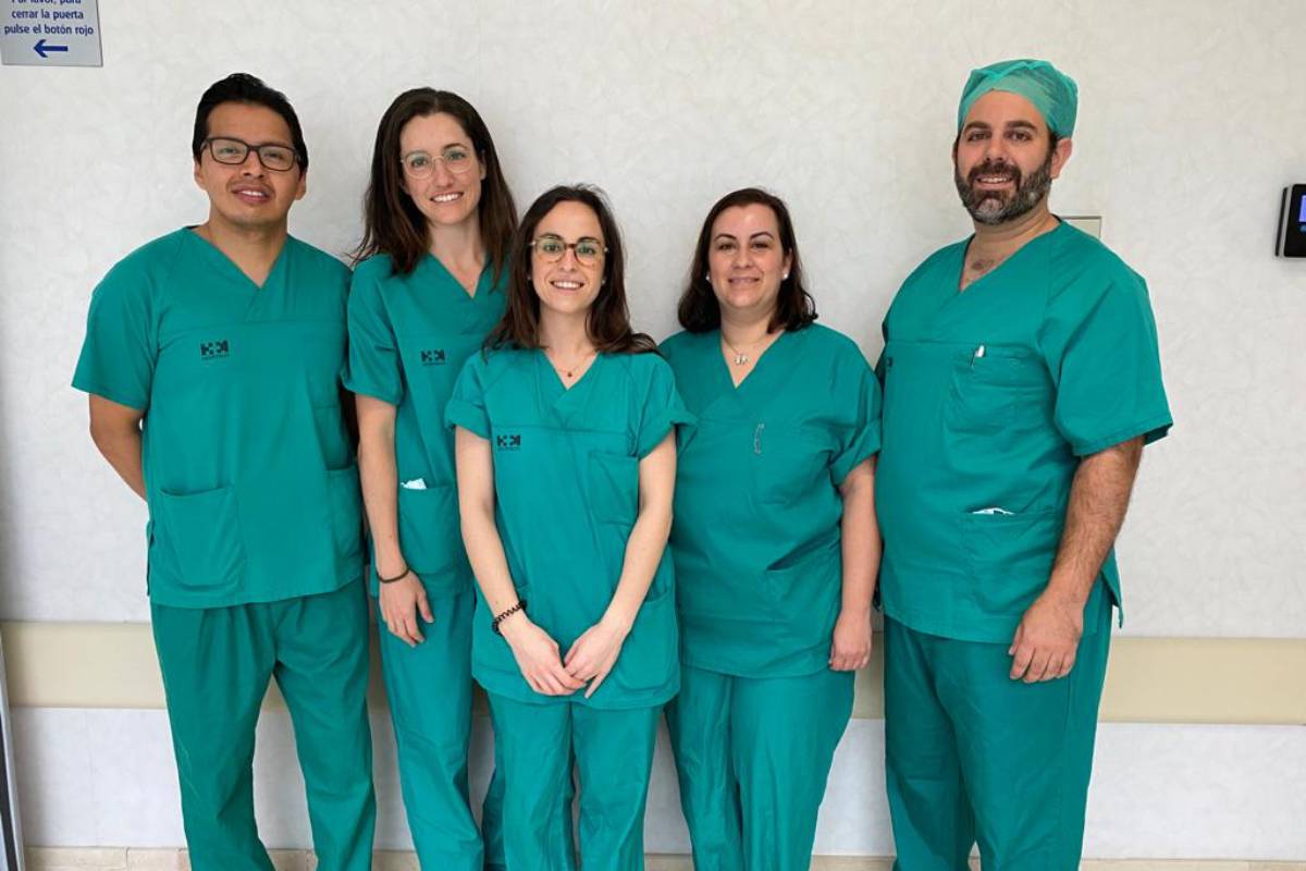 Equipo de enfermería de la Unidad de Ostomías del Hospital Universitario HM Sanchinarro (Madrid), formado por Javier Toapanta, Alejandra Antón, Patricia Hidalgo, Ainhoa Jiménez y Alberto Lado.