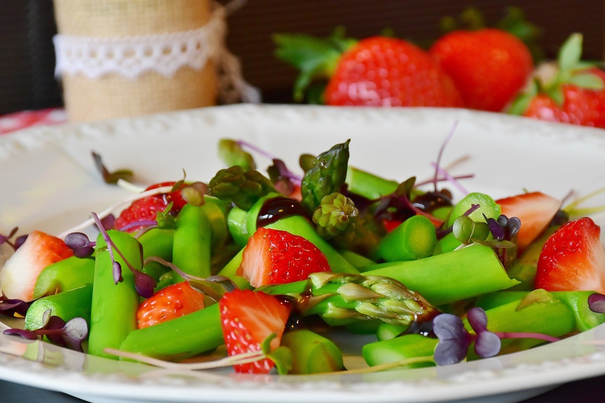 Plato con frutas y verduras