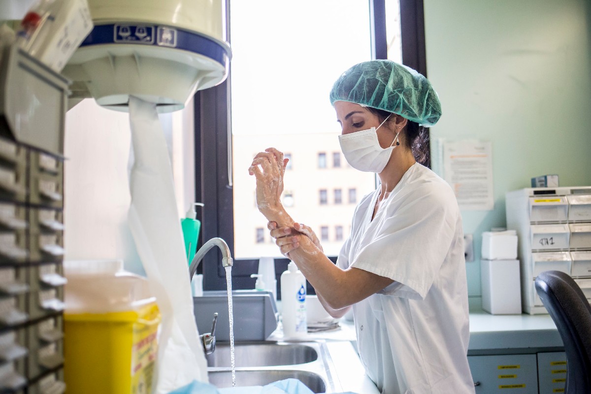Enfermera se lava antes de realizar un cateterismo venoso ecoguiado en el Hospital Universitario Vall d'Hebron.  FOTO: Ariadna Creus y Ángel García (Banc Imatges Infermeres) 