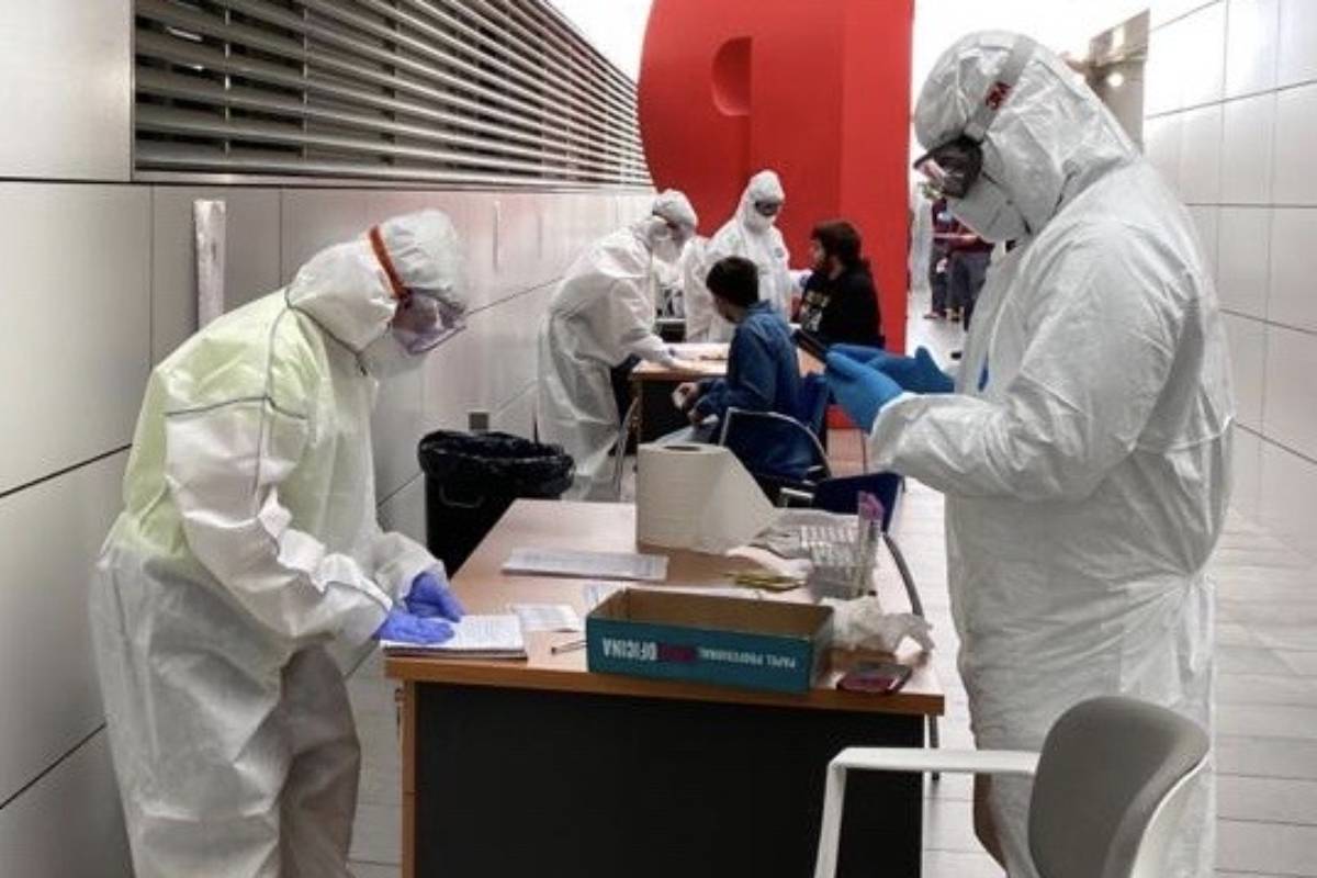 Farmacéuticos analistas realizando test Covid-19 en un laboratorio.