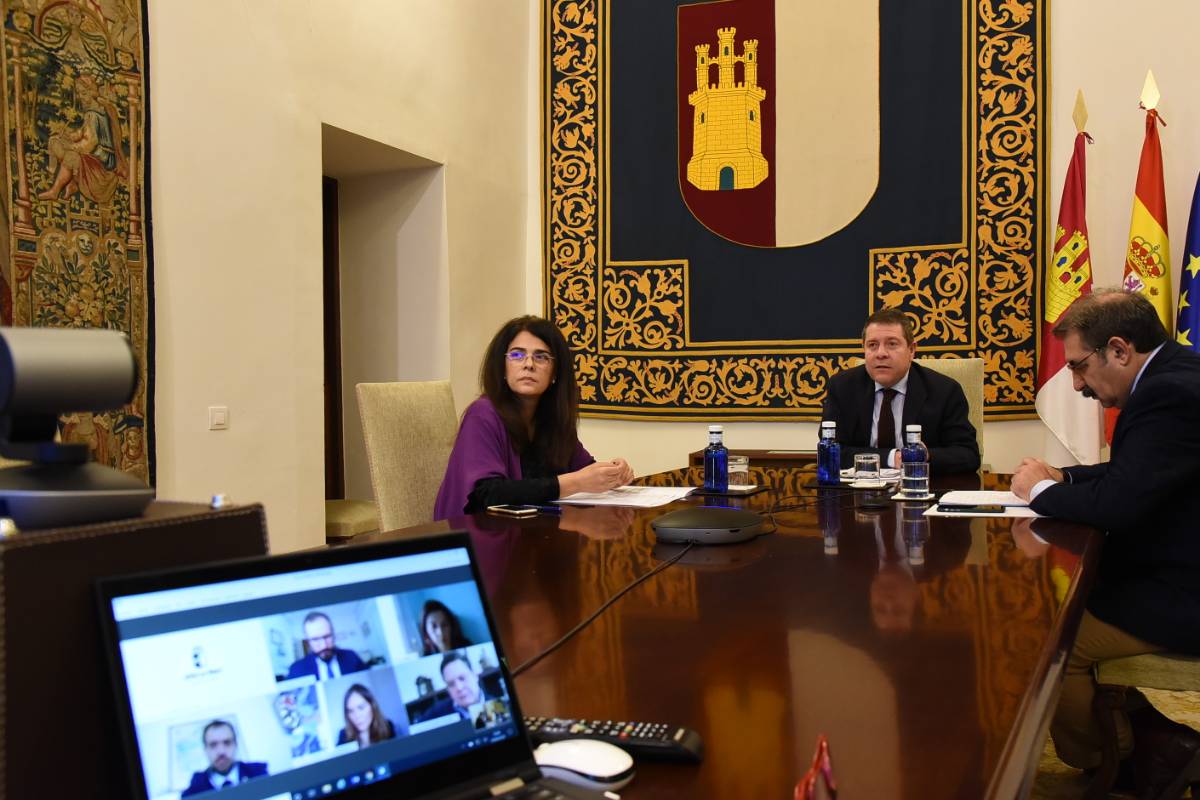 Emiliano García Page, presidete de Castilla-La Mancha y su equipo se reunieron con los presidentes de COF de la autonomía por videoconferencia.