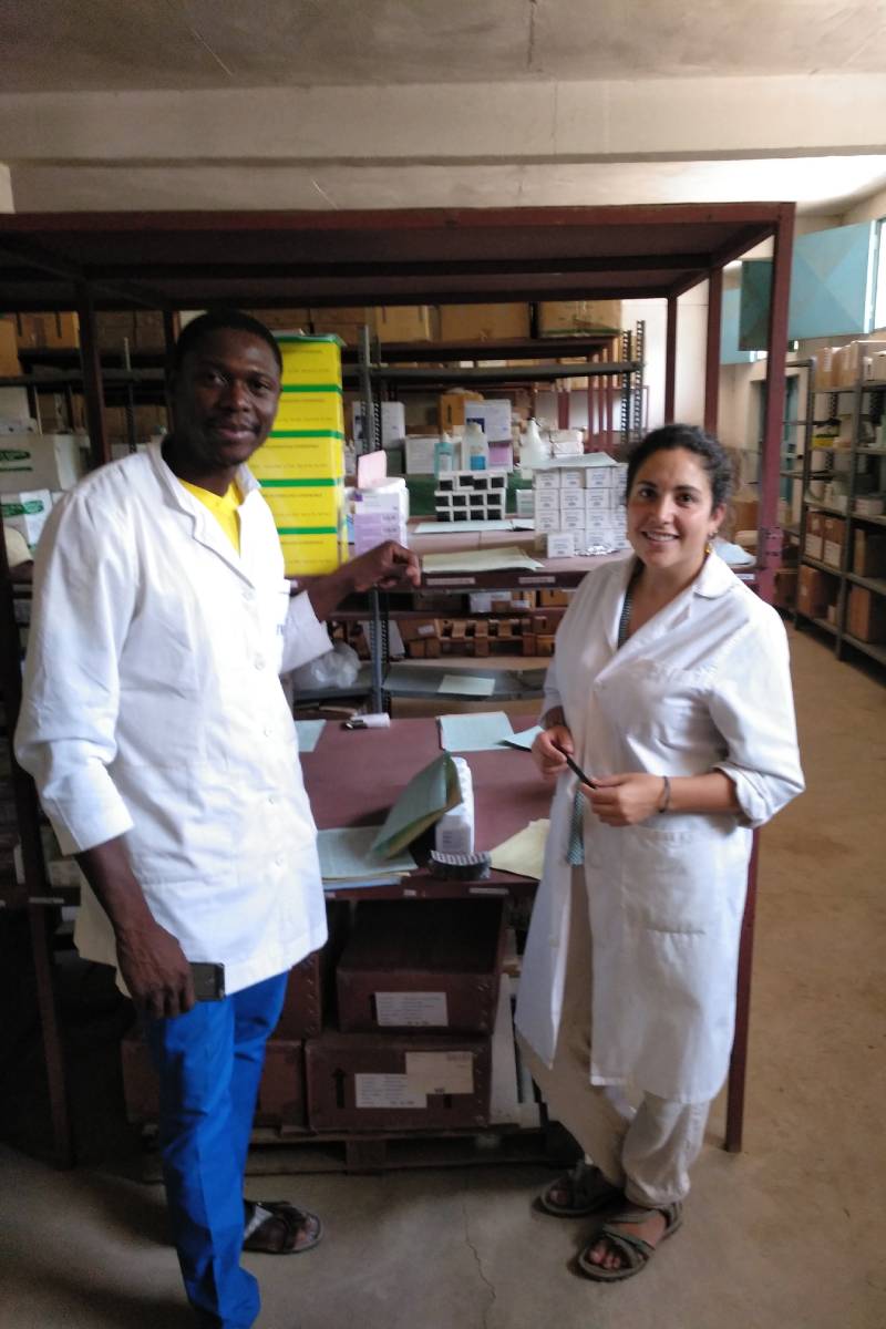 Carmen Pérez Pinilla, junto a Fidéle, técnico en Farmacia, en el almacén de medicamentos.