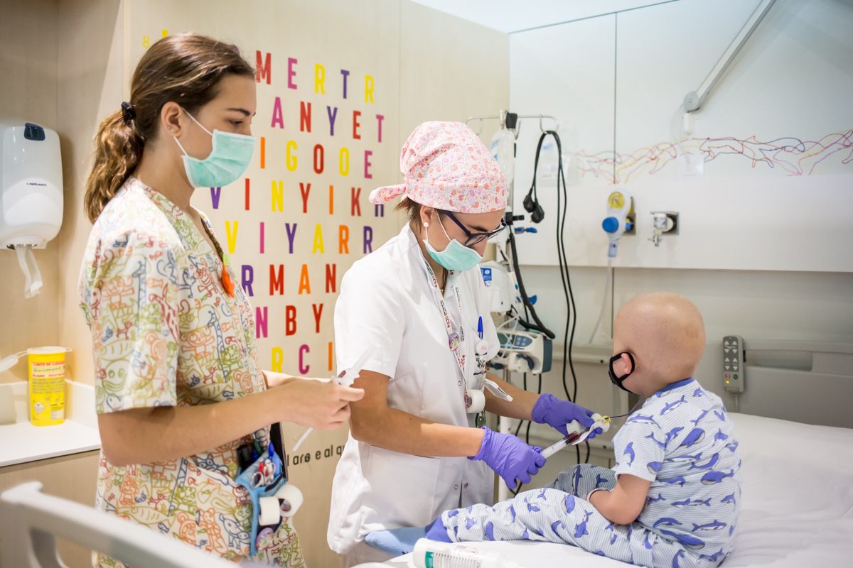 Enfermera administra medicación en el servicio de Oncologia y hematologia del Hospital de Día Pediátrico del Hospital Sant Joan de Déu.
