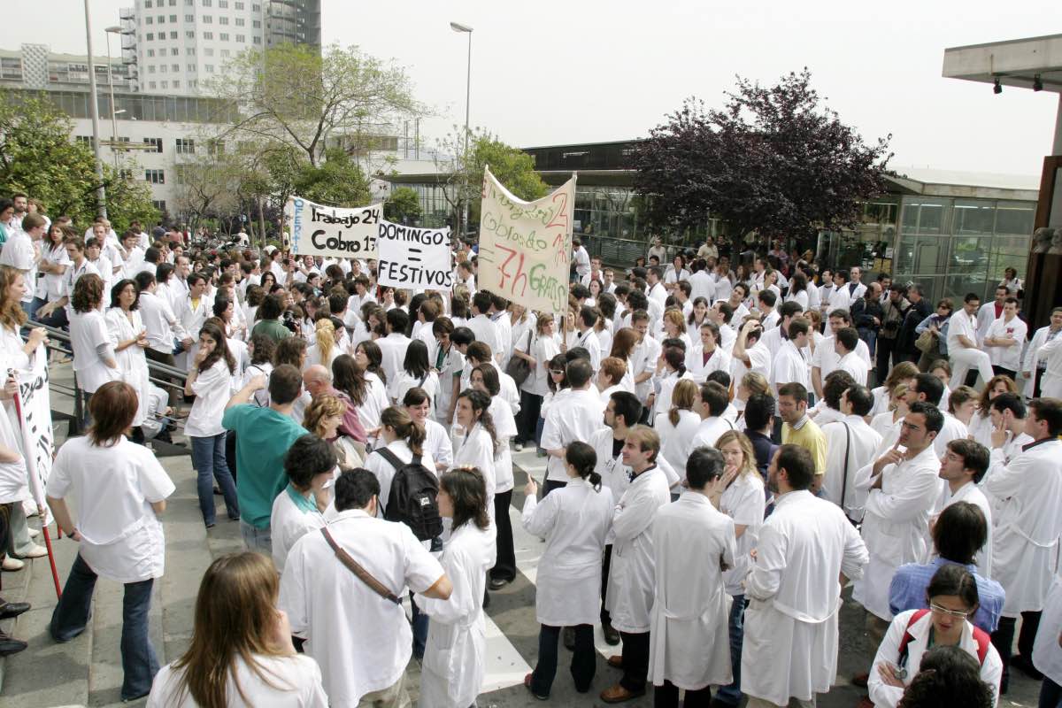 Aspecto de una protesta de residentes frente a las puertas de un hospital de Barcelona. 