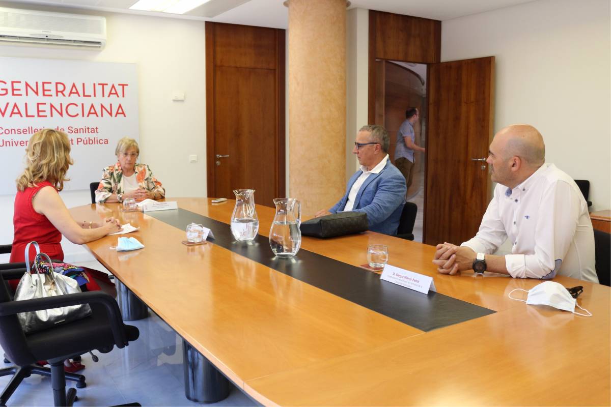 La presidenta del Consejo de Colegios Médicos de Valencia, Mercedes Hurtado; el presidente del Consejo de Enfermería de la Comunidad Valenciana (Cecova), Juan José Tirado, y el vicepresidente del Consejo de COF de la Comunidad Valenciana, Sergio Marco Peiró, reunidos con la consejera de Sanidad, Ana Barceló.