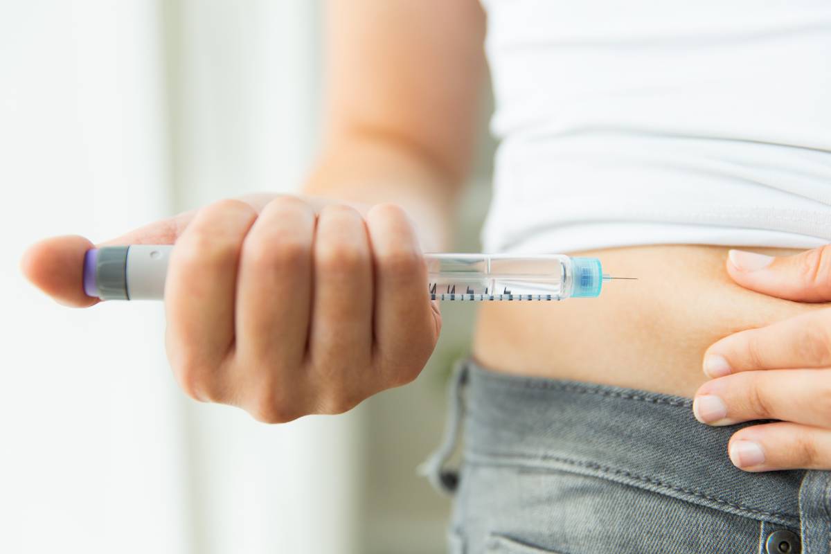 Un paciente se administra insulina por vía intradérmica. 