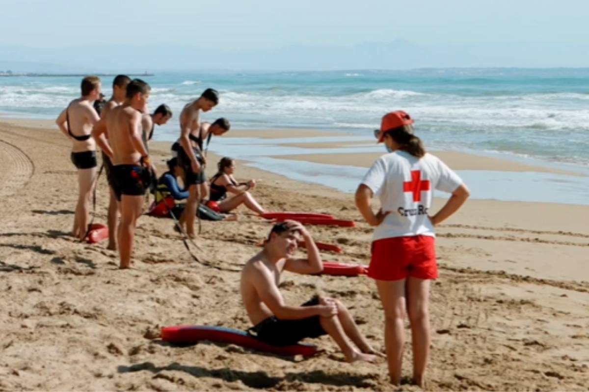 Este año ha disminuido el número de enfermeras interesadas en trabajar en las playas debido a la demanda de estos profesionales en los hospitales y centros de salud debido a la Covid-19. FOTO: Cruz Roja.