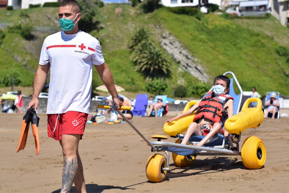 Este año ha disminuido el número de enfermeras interesadas en trabajar en las playas debido a la demanda de estos profesionales en los hospitales y centros de salud debido a la Covid-19. FOTO: Cruz Roja