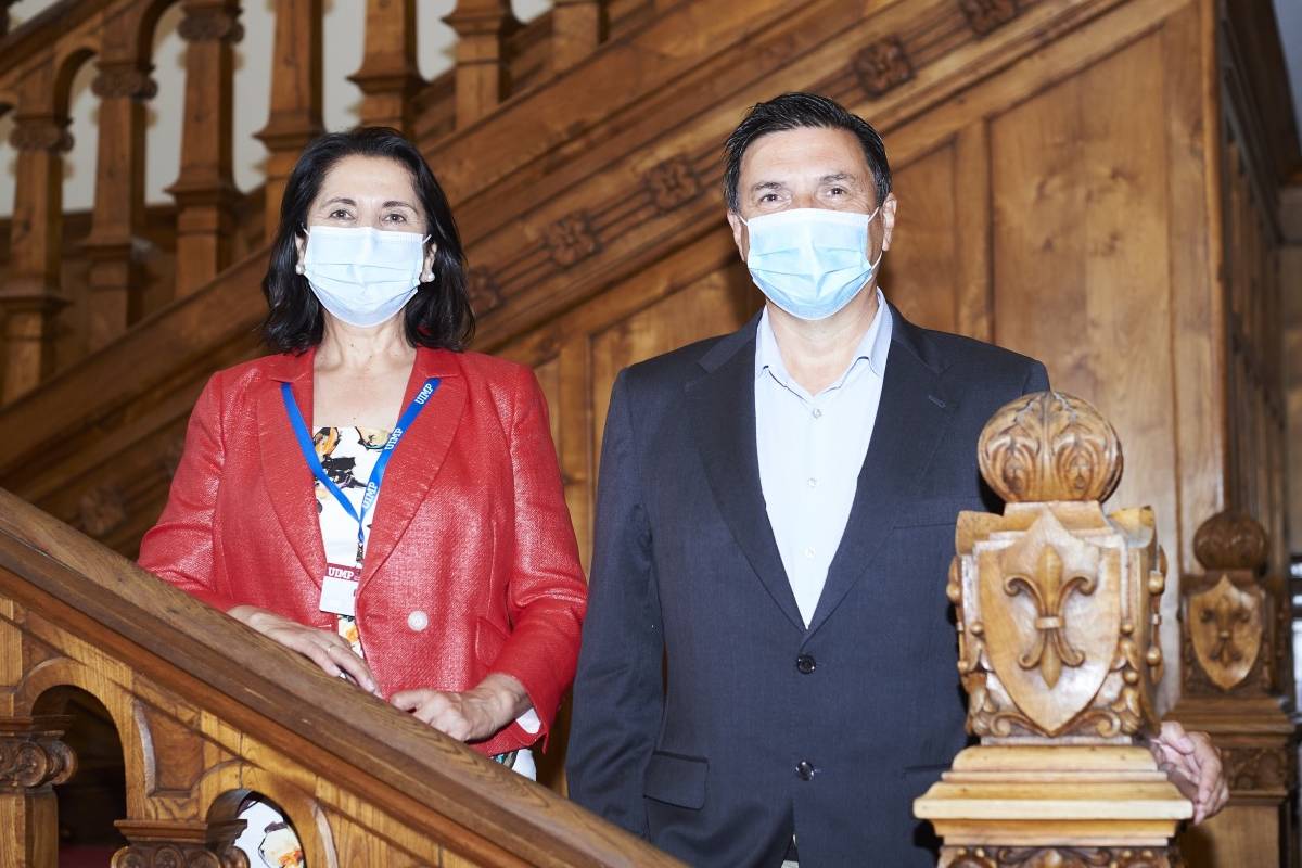 Rafael Tejido, director de Hospital Marqués de Valdecilla y Carmen Fariñas Álvarez, coordinadora del Servicio de Enfermedades Infecciosas del Hospital Universitario Marqués de Valdecilla.