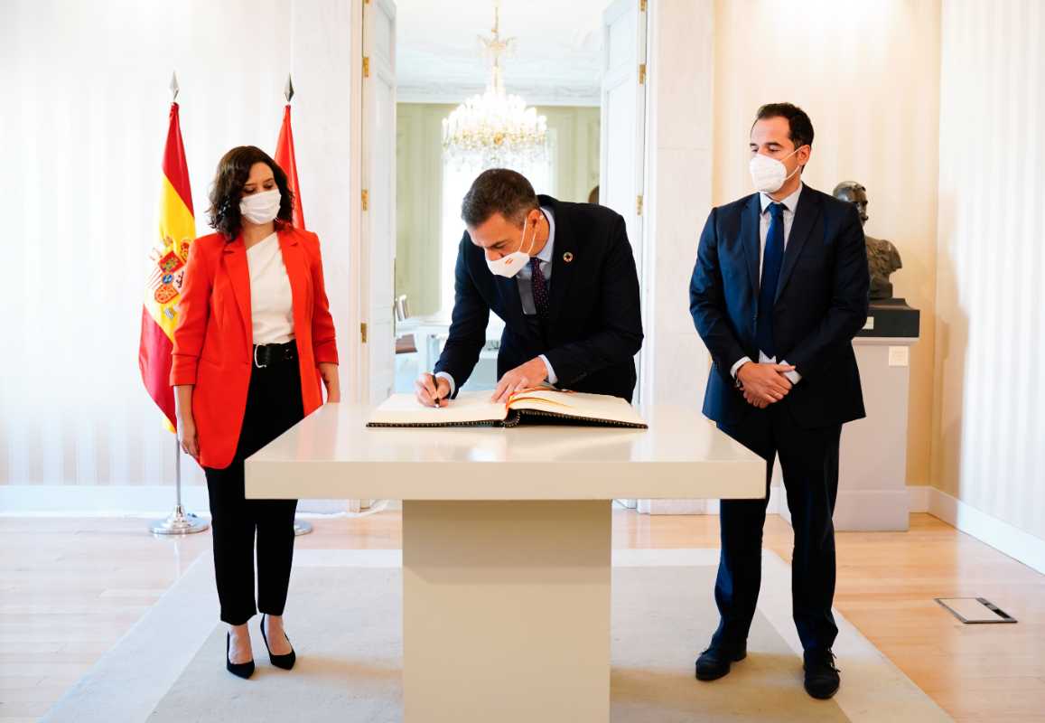 La presidenta de Madrid, Isabel Díaz Ayuso, y el presidente del Gobierno, Pedro Sánchez, en la firma del acuerdo para frenar la epidemia de coronavirus en la autonomía.