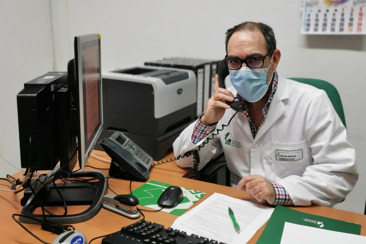 Antonio J. Galán Martí, farmacéutico de Salud Pública en Cáceres, trabajando como rastreador Covid-19.