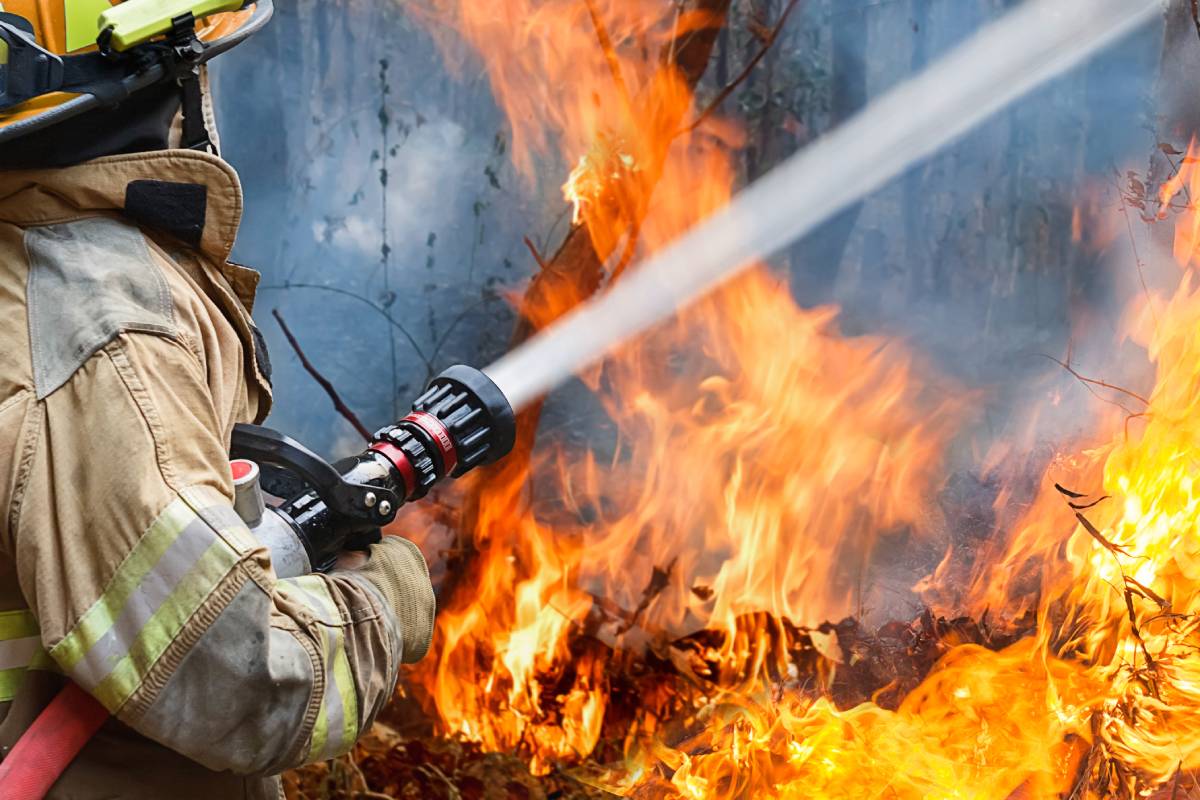 Bombero apagando fuego