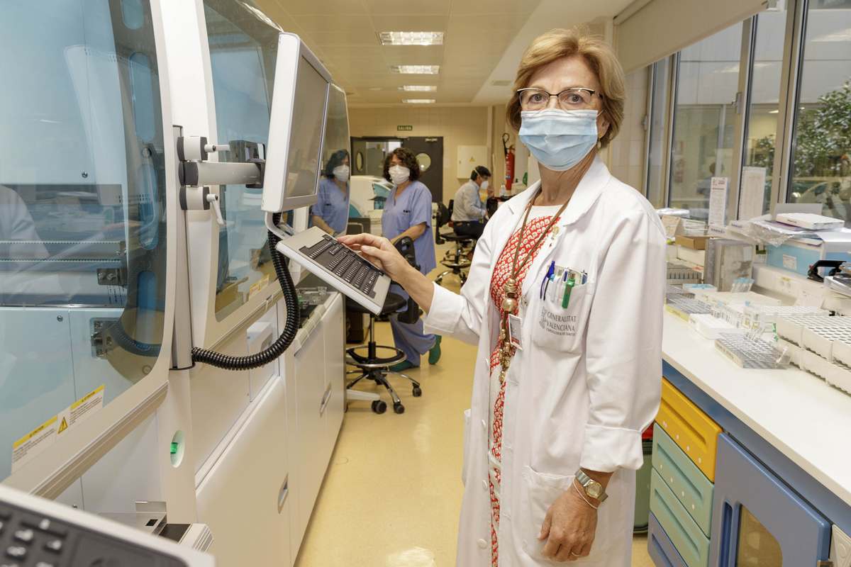 Joaquina Díaz, jefa de Servicio de Análisis Clínicos del Hospital de Elda (Alicante), pone rostro a cómo están viviendo los laboratorios desde dentro el impacto de la covid-19. (Pepe Olivares)