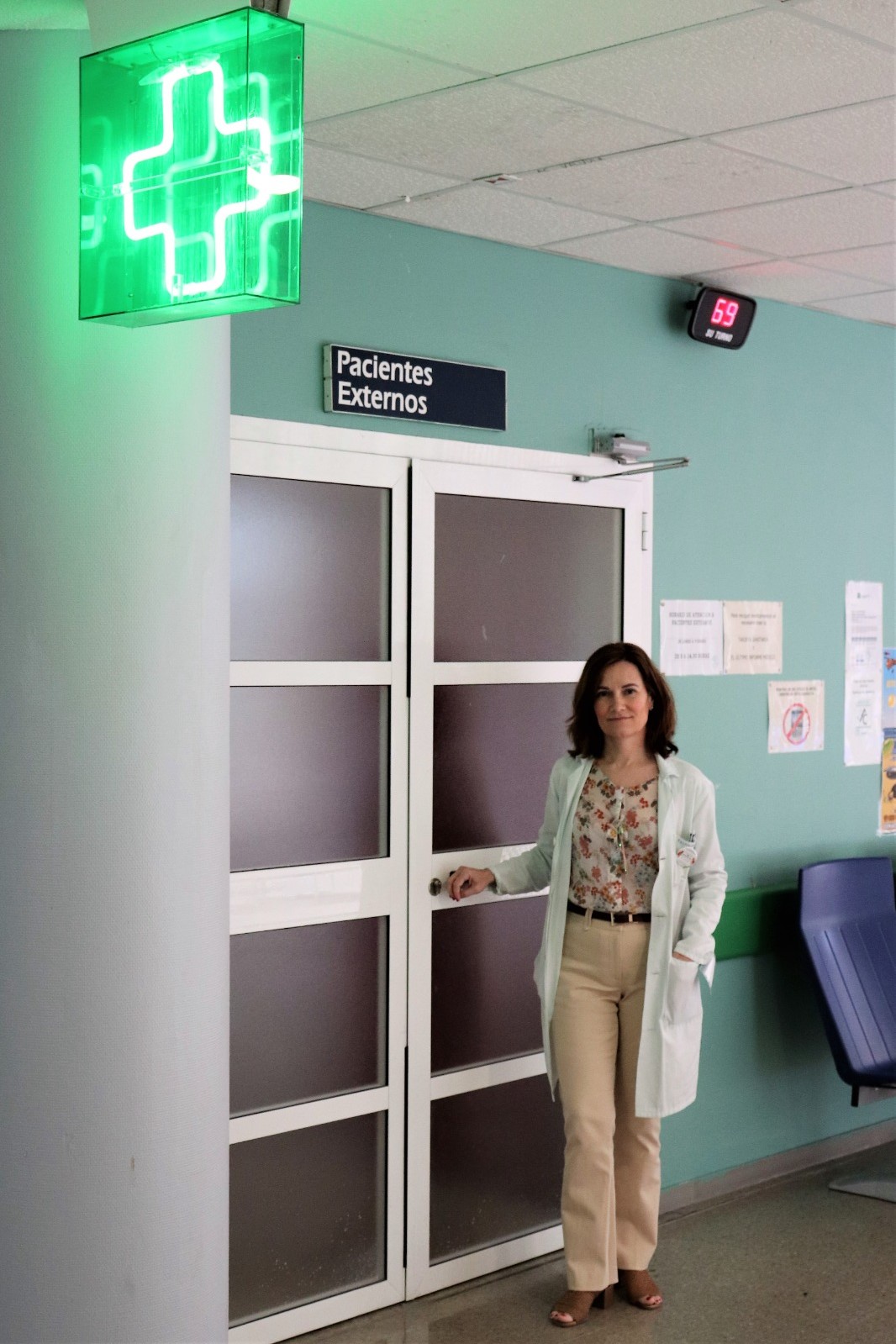 Mariló Santos, en la zona de atención a pacientes externos del Hospital Juan Ramón Jiménez, de Huelva.