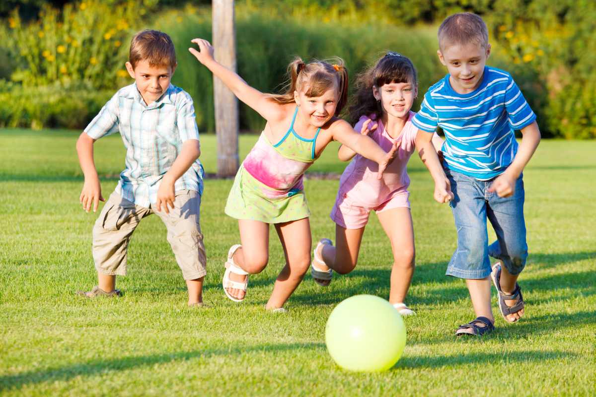 Niños jugando a la pelota.