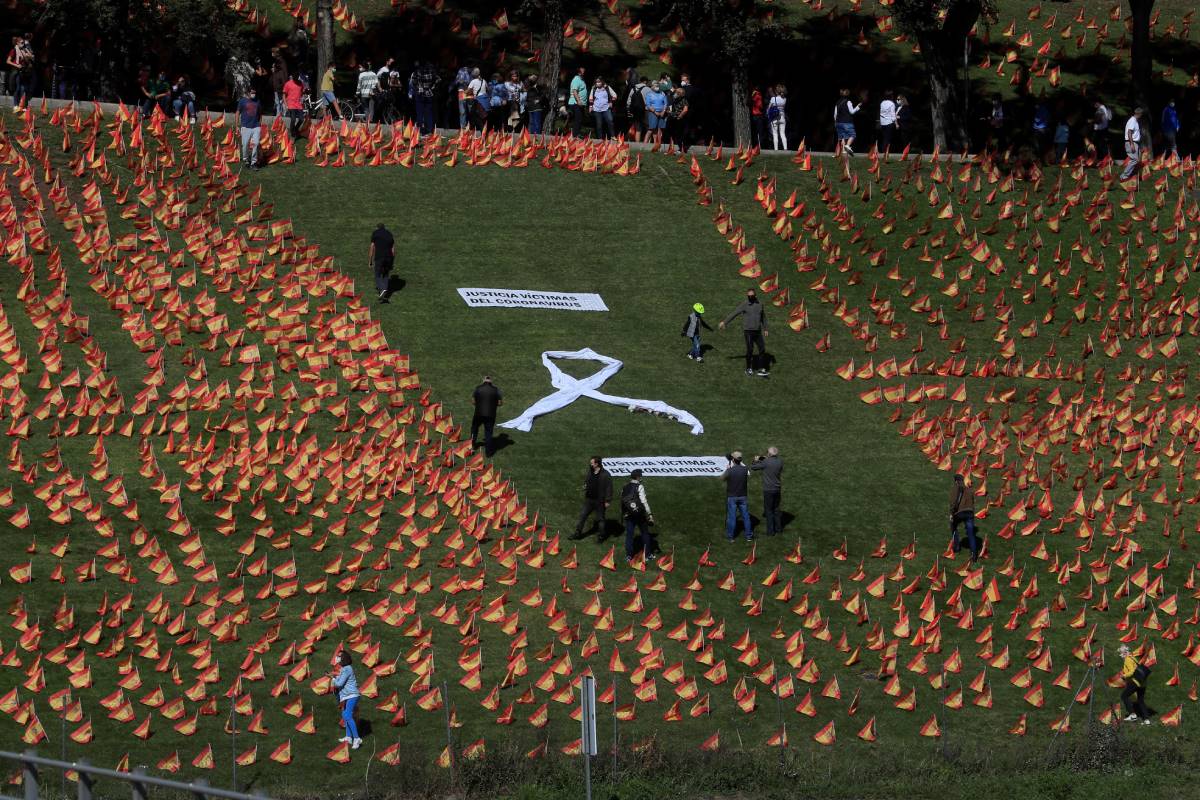 Homenaje a las víctimas de la pandemia en el parque de Roma en Madrid.