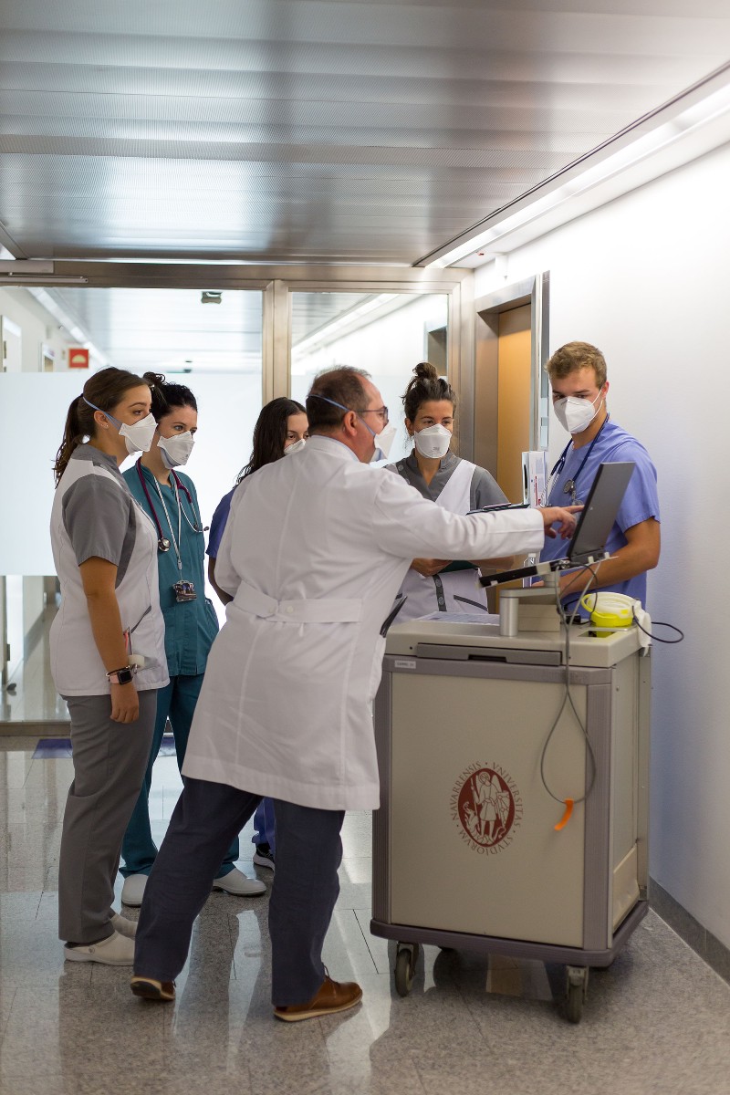 Las universidades mantienen a los alumnos de Ciencias de la Salud alejados de los circuitos Covid-19. En la foto, alumnos de Medicina durante un rotatorio en la Clínica Universidad de Navarra. (UNAV)