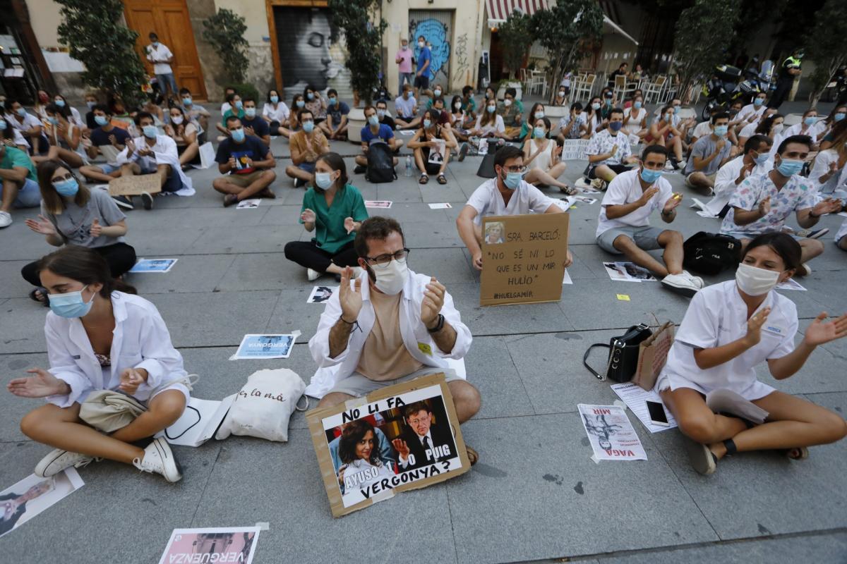 Aspecto de una de las concentraciones de protesta organizada por los MIR contra la consejería valenciana. 