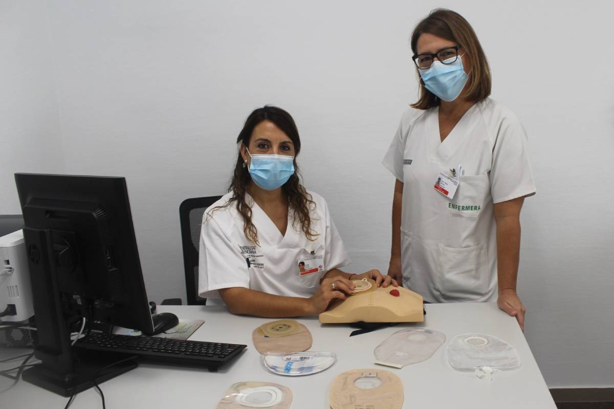 Ana Mateo, supervisora de la consulta especializada de Enfermería en Ostomías en el Hospital General Universitario de Alicante, y Olga Vela, enfermera estomaterapeuta al frente de la consulta.