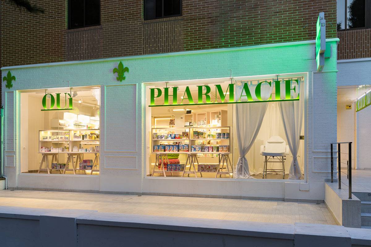 La fachada de Oui Pharmacie, que está en los bajos de una comunidad residencial, se reformó íntegramente. FOTO: Marketing-Jazz.