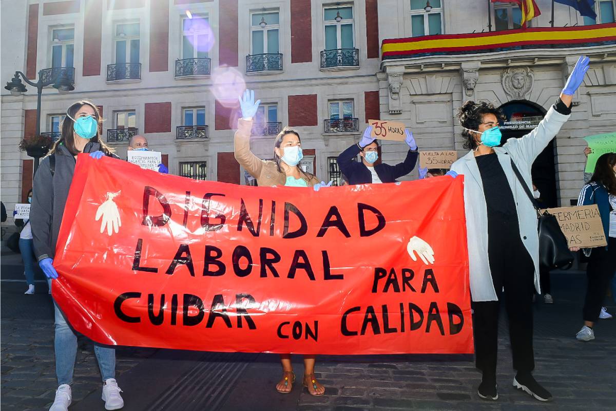 Enfermería de Madrid ha recordado en esta concentración que los profesionales de la región están sufriendo una continua y creciente vulneración de derechos laborales, abusos, amenazas, precariedad en el empleo, deficiente gestión… Y que todo ello ya afecta al paciente. FOTO: José Luis Pindado.