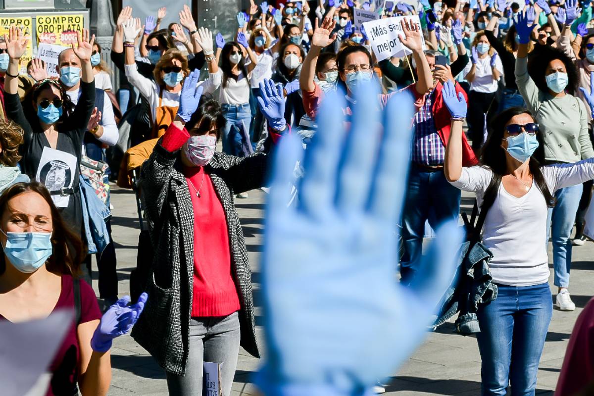 Los guantes con los que cuidan todos los días han sido la seña de identidad de Enfermería de Madrid Unida en la concentración en la Puerta del Sol. FOTO: José Luis Pindado.