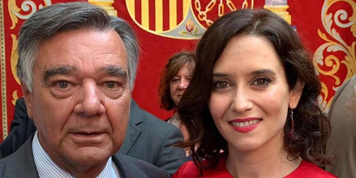 Luis González Díez, presiodente del COF de Madrid, con Isabel Díaz Ayuso, presidenta dela Comunidad de Madrid.