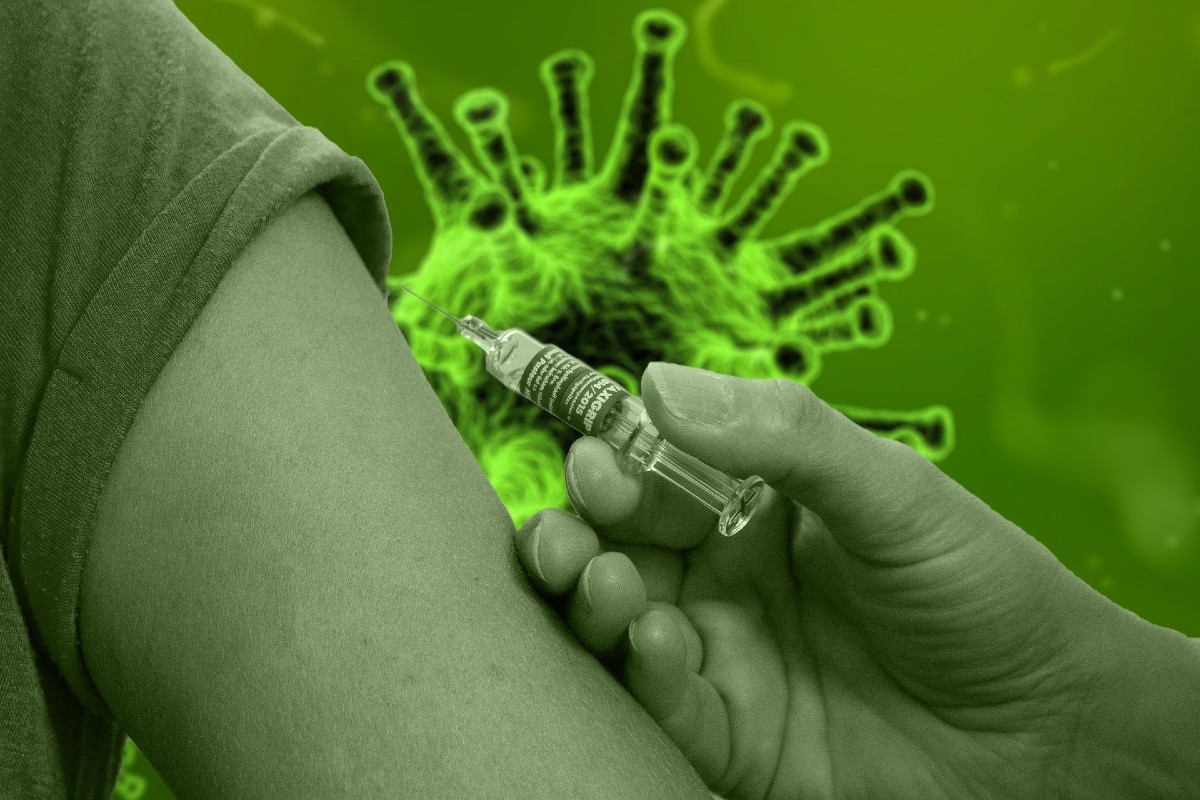 Inyección de una vacuna en un brazo. 