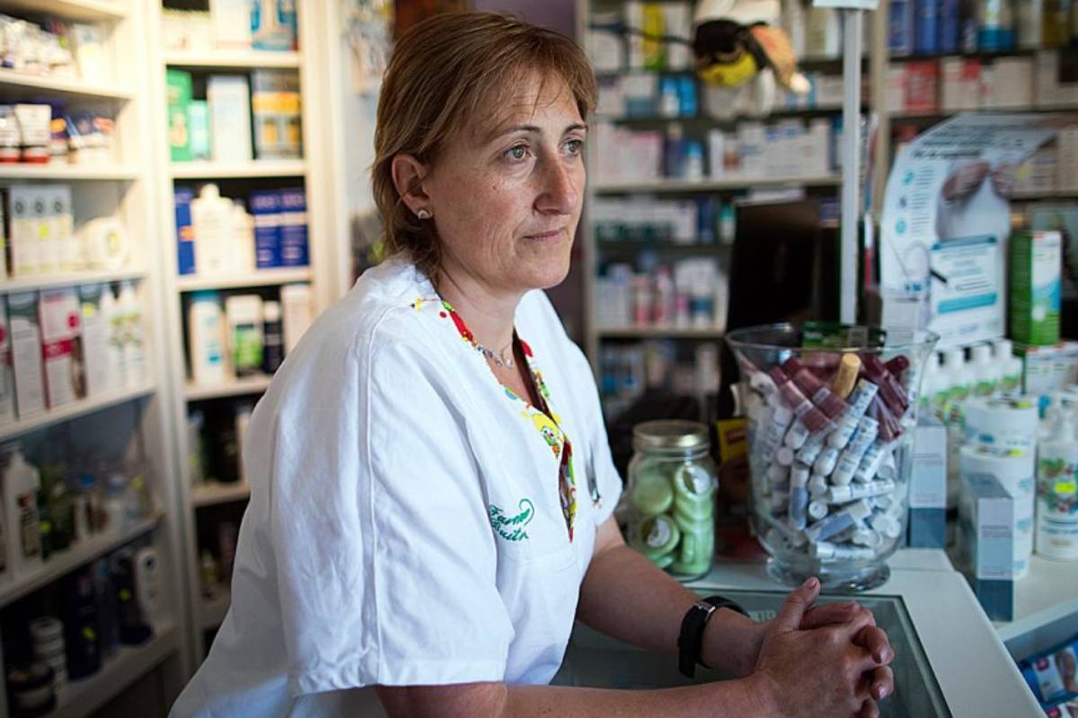 Raquel Casado, en su farmacia de Buitrago de Lozoya (Madrid)./ J. Martínez