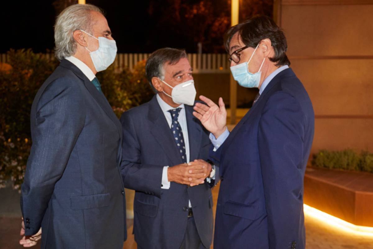 Luis González Díez, presidente del COF de Madrid (en el centro), entre el consejero de Sanidad de Madrid, Enrique Ruiz Escudero, y el ministro de Sanidad, Salvador Illa.