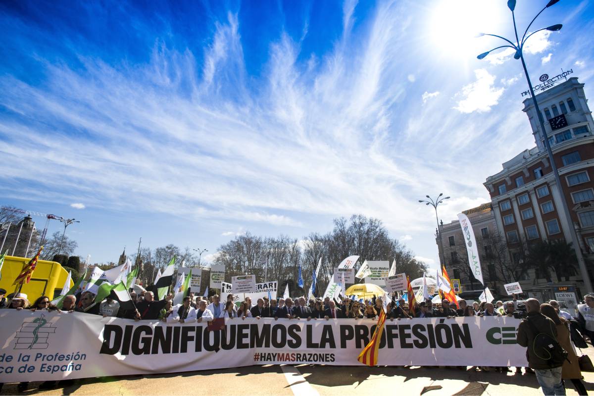 Aspecto general de una de las manifestaciones convocadas por CESM en 2019 contra la política sanitaria del Gobierno (Fotografía: Mauricio Skrycky). 