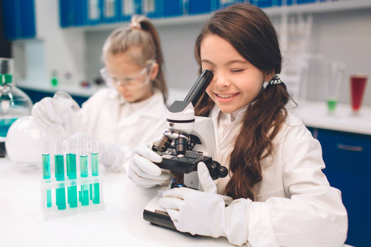 Diversas empresas colaboran en los programas que promueven la vocación por las carreras científicas entre las niñas 