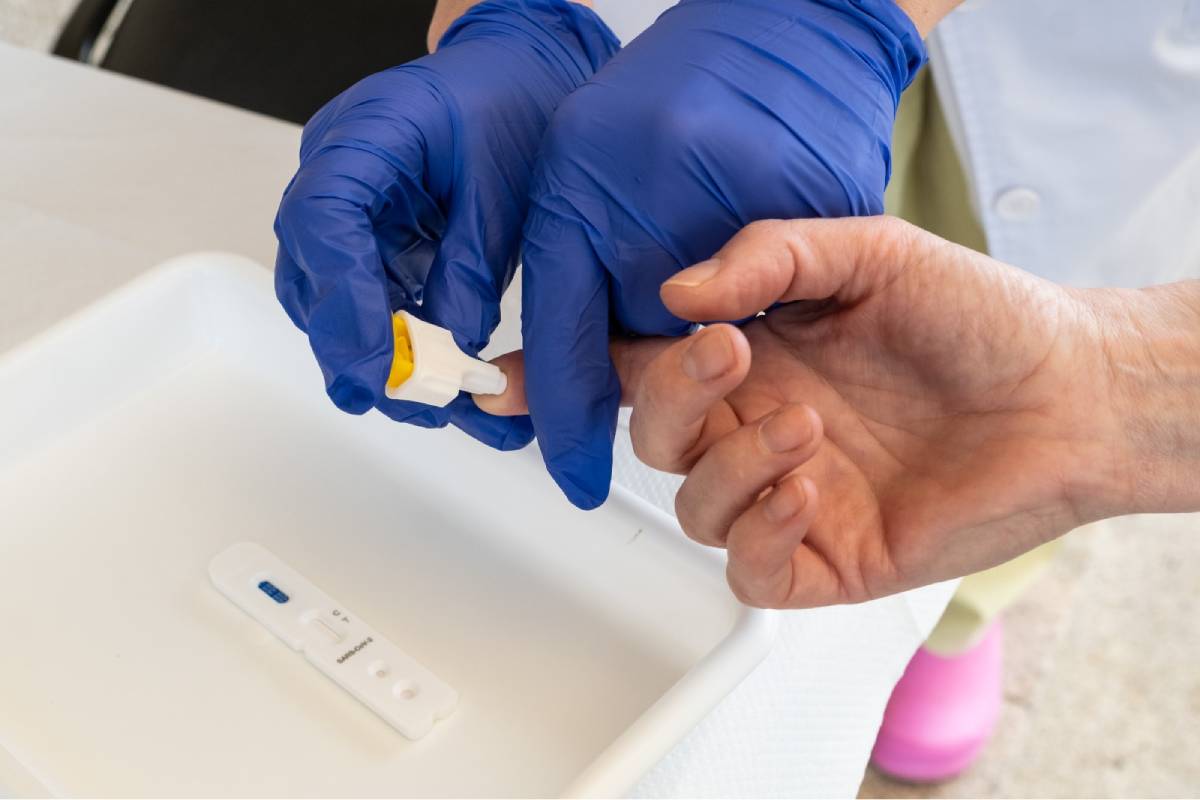 Los farmacéuticos de Orense pueden realizar pruebas rápidas covid de punción dactilar. 