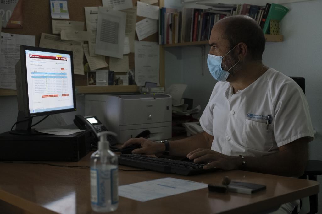 Carlos Fernández Herreruela, presidente de Aegris, en su consulta de Atención Primaria en Guadarrama (Madrid) (Foto: Mauricio Skrycky)