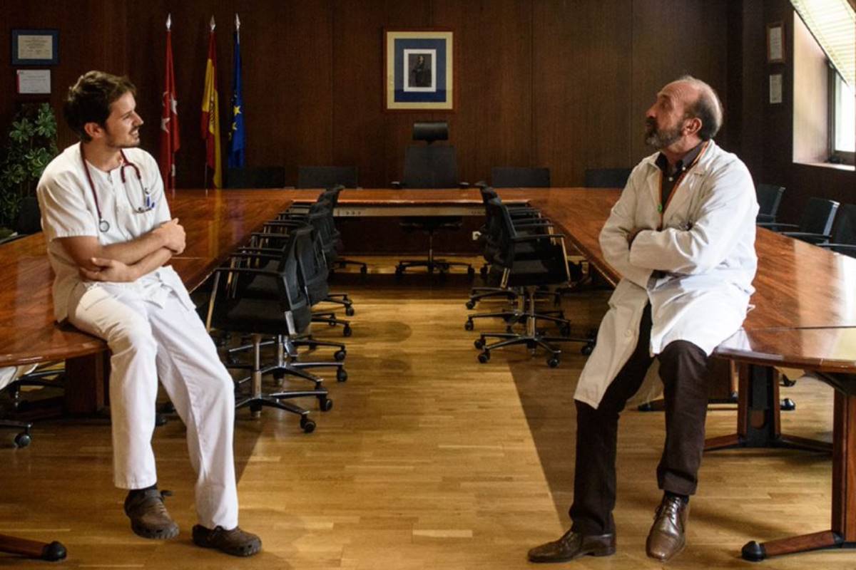 Sergio Serrano y Santiago Moreno, médicos de Enfermedades Infecciosas, en el Hospital Universitario Ramón y Cajal, de Madrid.